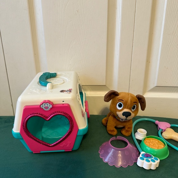 Doc McStuffins on the go pet carrier, dog and 5 additional pieces - Picture 2 of 4